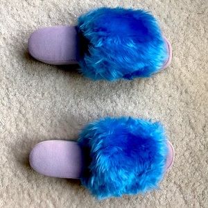 💸⬇️ Fuzzy blue slippers. EUC